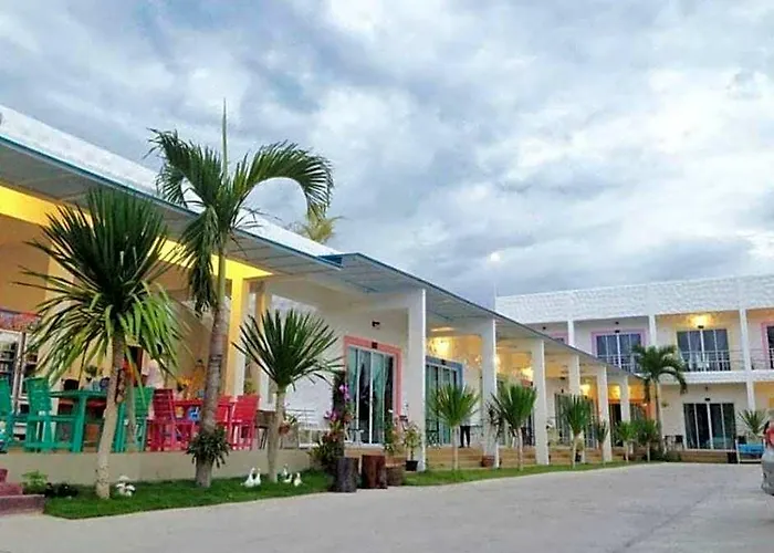 โรงแรม Baan Chom Jan Suan Phung 2*